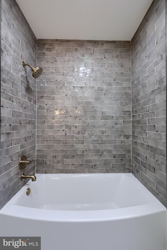 bathroom with washtub / shower combination