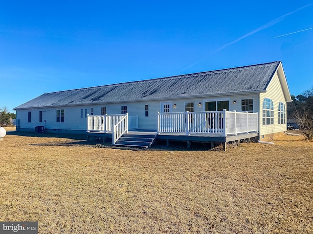 view of front of house featuring a wooden deck and a front lawn