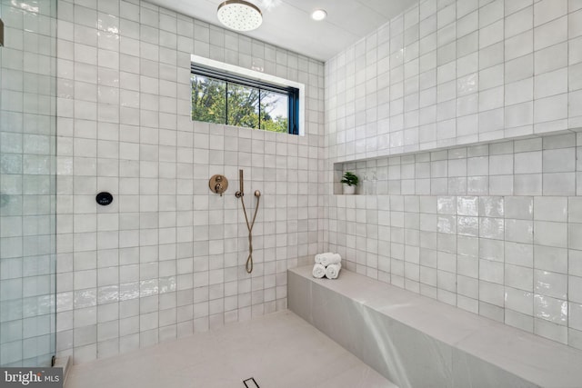 bathroom featuring a tile shower