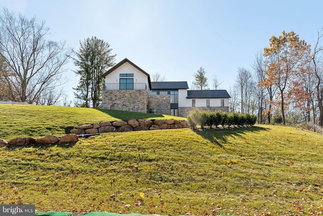 view of front facade featuring a front lawn