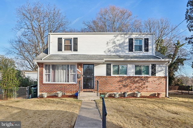 view of front of property featuring a front lawn