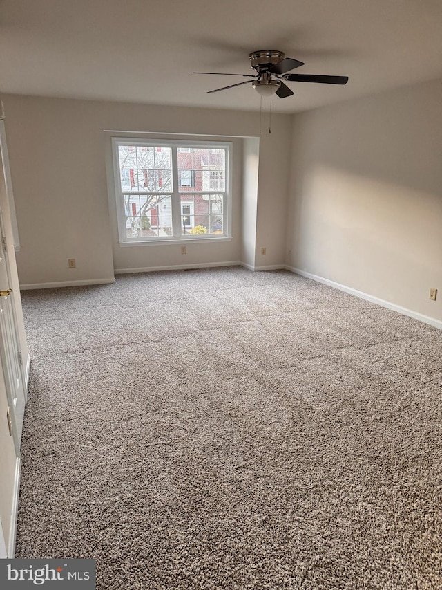 carpeted empty room featuring ceiling fan