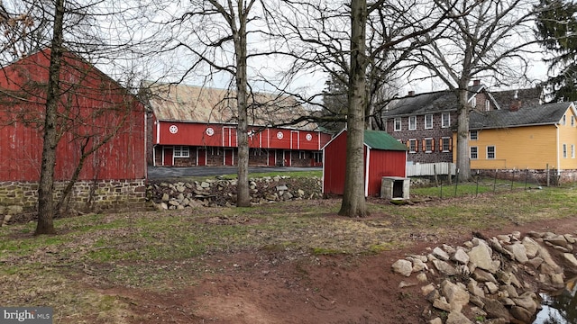 view of yard with a storage shed