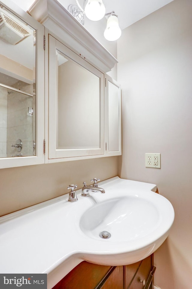 bathroom featuring a tile shower