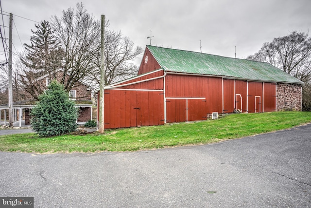 view of outdoor structure featuring a yard