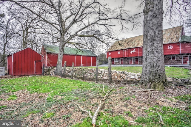 view of yard with an outbuilding