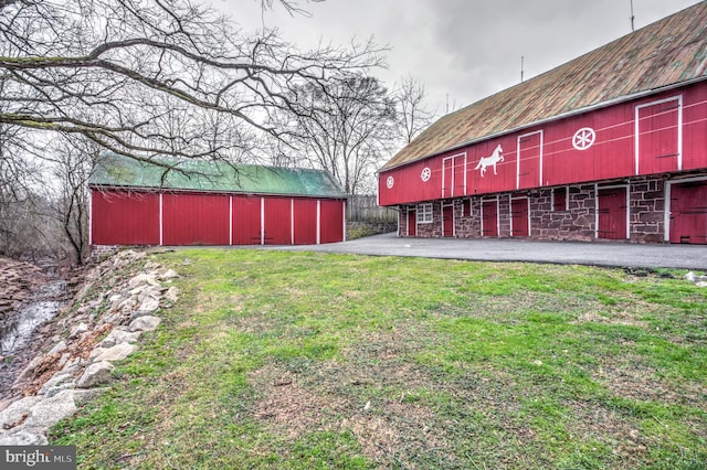 view of yard featuring an outdoor structure