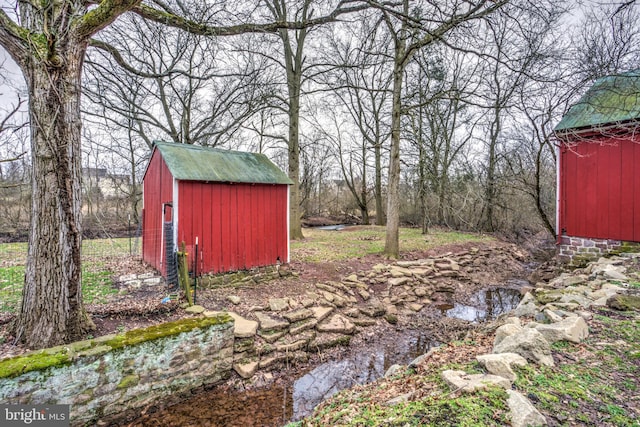 view of yard with a storage shed