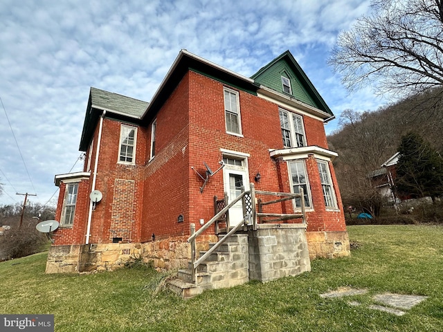 back of house featuring a lawn