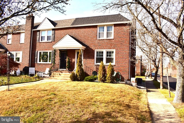 view of front facade with a front lawn