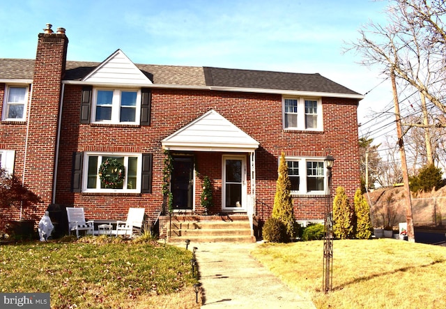 view of front of house with a front lawn