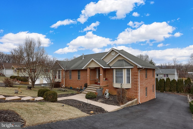 view of front of property featuring a front yard