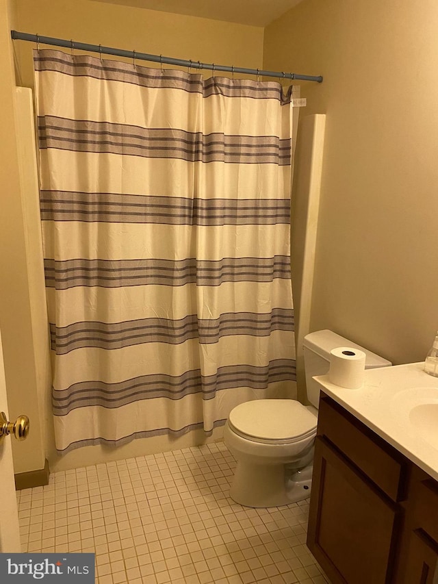 bathroom with a shower with curtain, vanity, and toilet