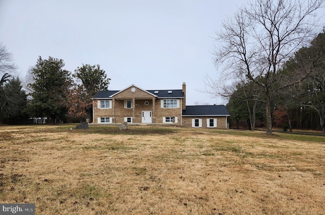 view of front of home featuring a front lawn