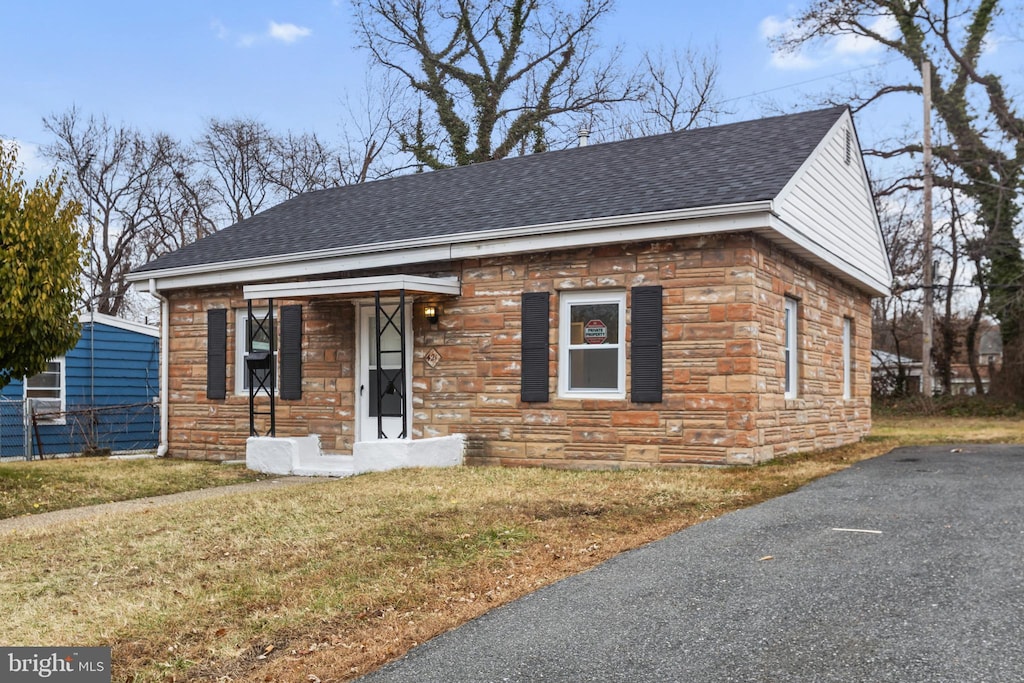 view of front of property featuring a front yard