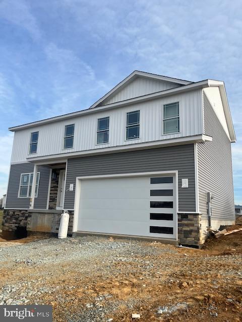 view of front facade featuring a garage