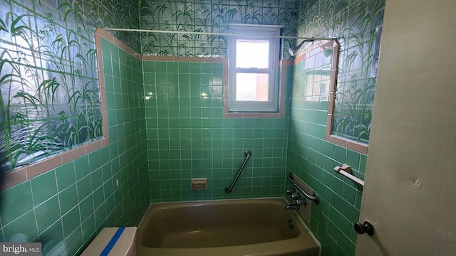 bathroom with tiled shower / bath combo