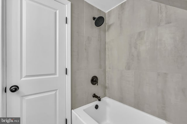 bathroom with tiled shower / bath combo