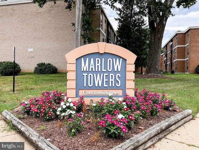 community / neighborhood sign featuring a lawn