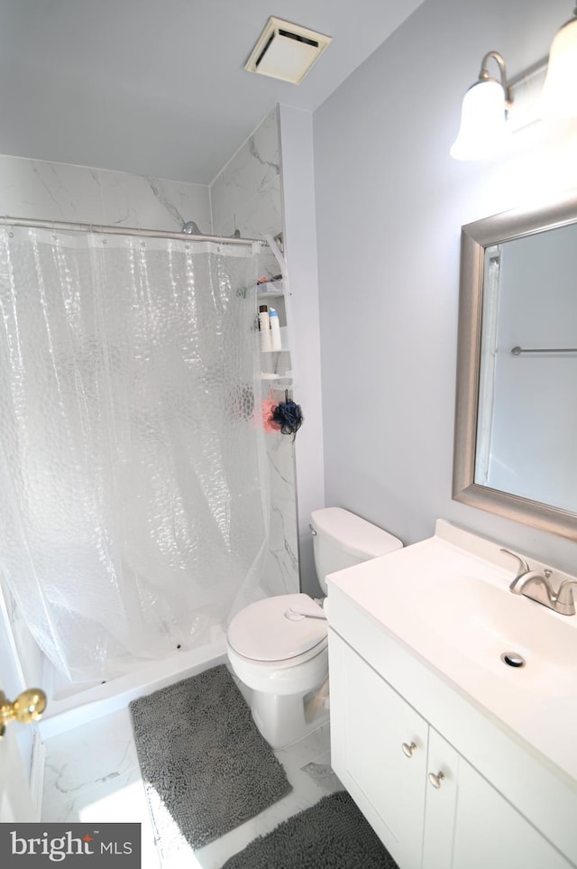 bathroom with a shower with shower curtain, vanity, and toilet