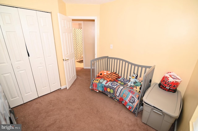 bedroom with carpet flooring and a closet