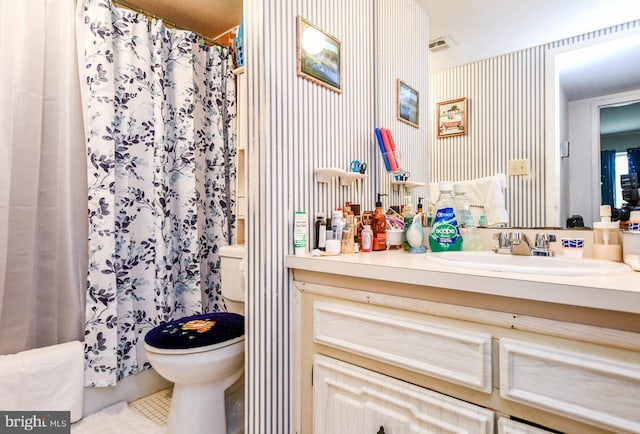 bathroom featuring a shower with shower curtain, vanity, and toilet