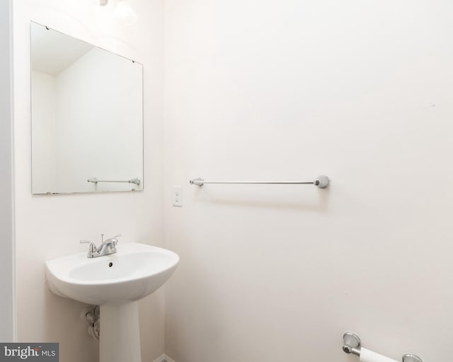 bathroom featuring sink