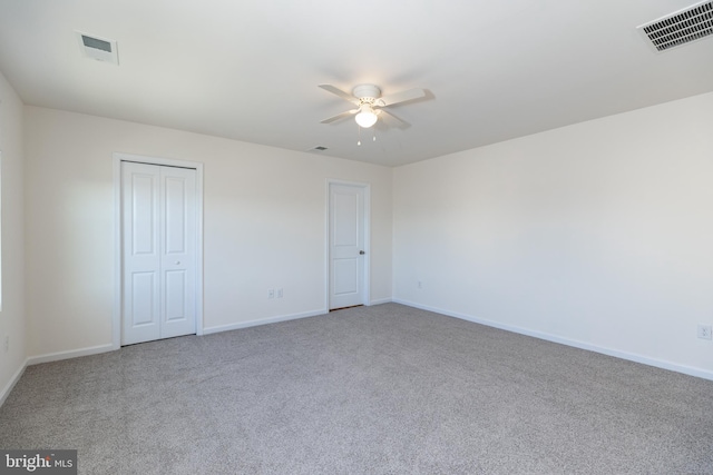 carpeted empty room featuring ceiling fan