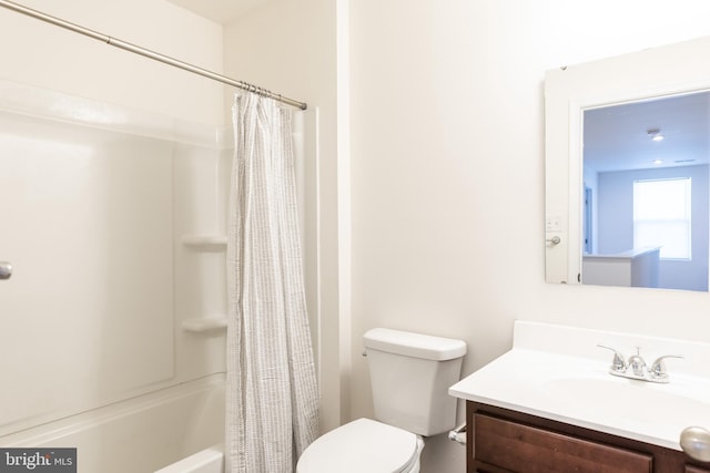 full bathroom featuring shower / bathtub combination with curtain, vanity, and toilet