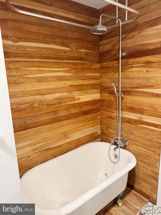 bathroom featuring a bathing tub