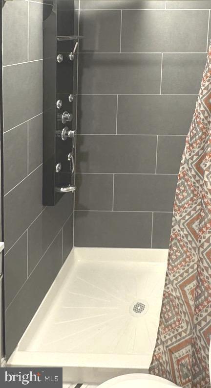 bathroom featuring tiled shower