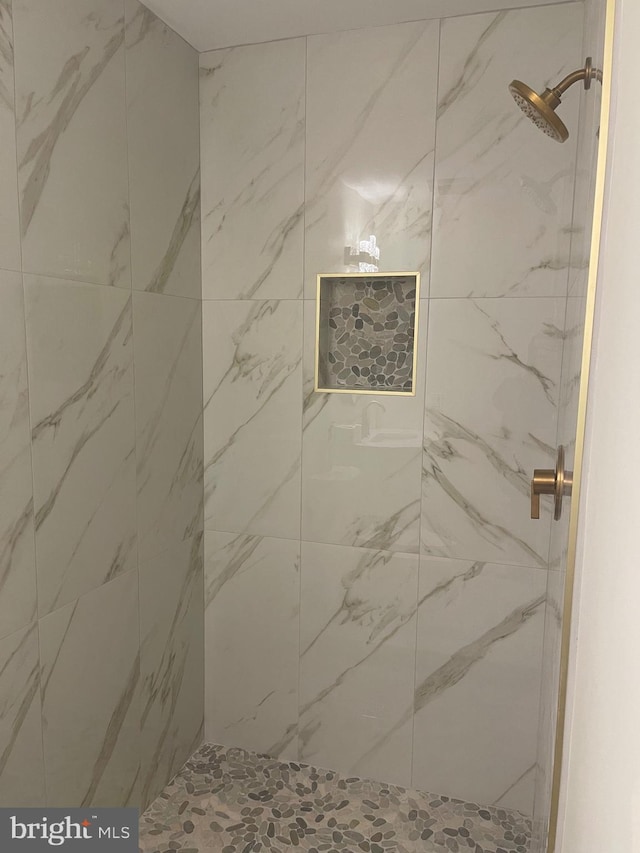 bathroom featuring tiled shower