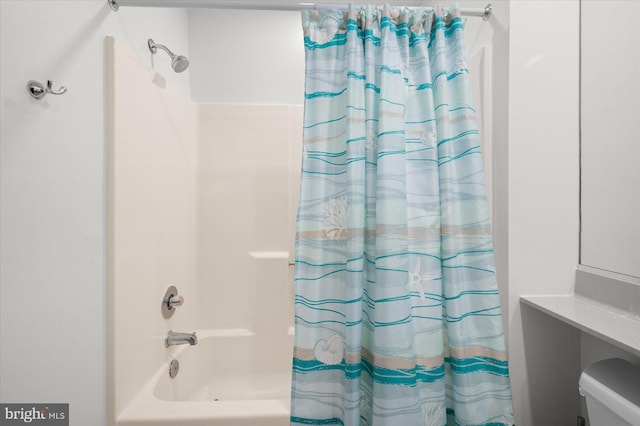 bathroom with shower / tub combo with curtain