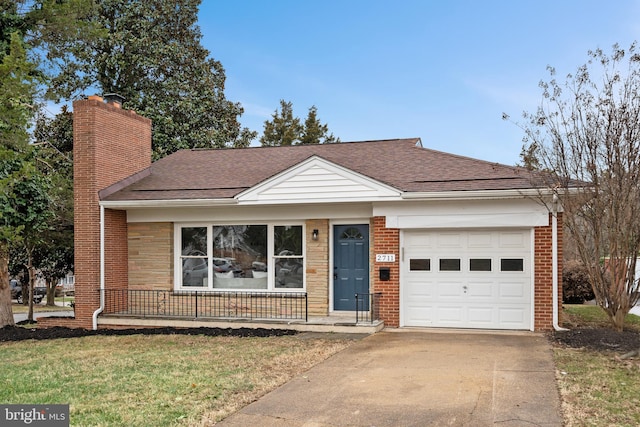 view of front of house featuring a front yard and a garage