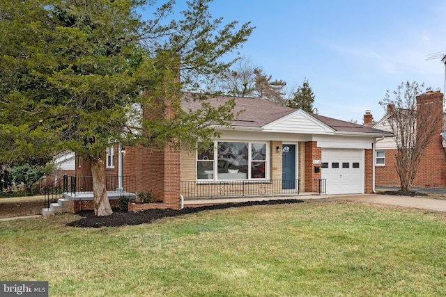 view of front of house featuring a front yard and a garage