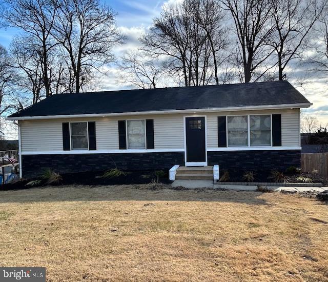 single story home featuring a front yard