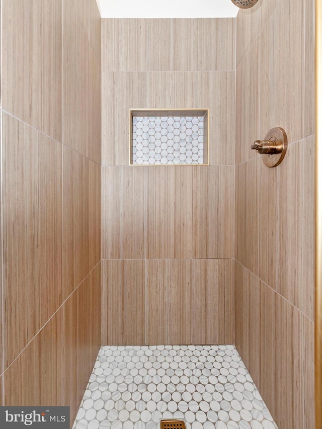 bathroom with a tile shower