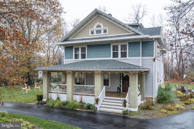 view of front of property featuring a porch and a front lawn