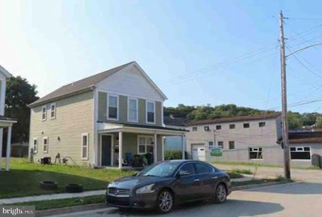 view of front facade featuring a front yard and covered porch