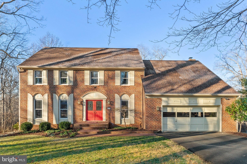 view of front of house featuring a front yard and a garage