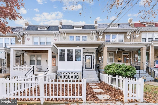 townhome / multi-family property featuring ceiling fan