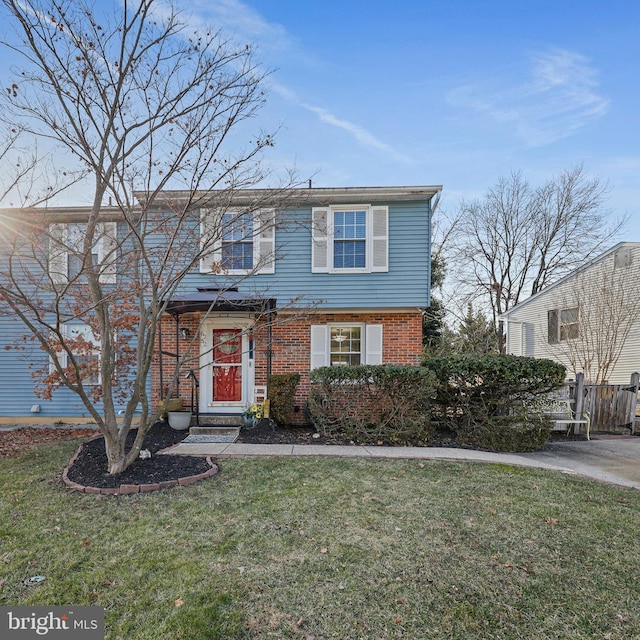 view of front of property featuring a front yard