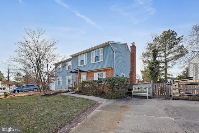 view of front of house featuring a front lawn