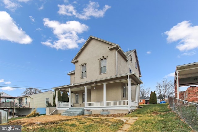 view of front facade featuring a porch and a front yard