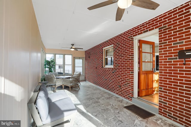 sunroom with ceiling fan