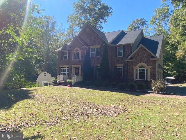 view of front of home featuring a front lawn