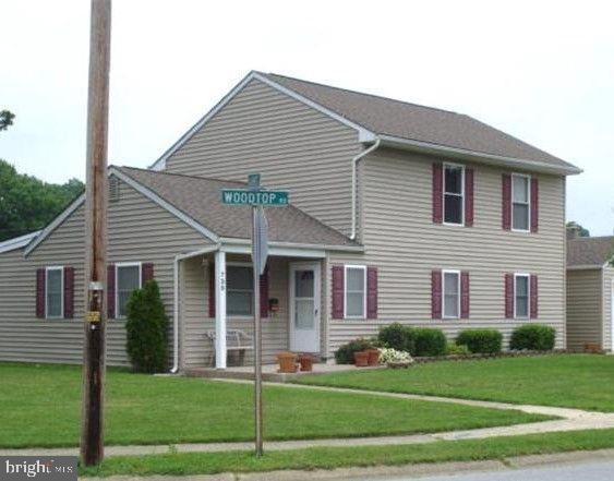 view of front of property featuring a front yard