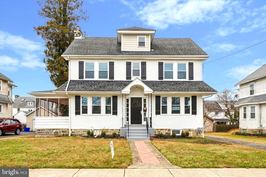 view of front facade featuring a front lawn