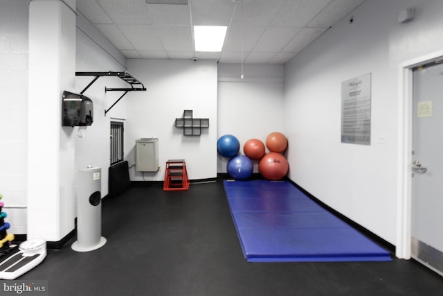 workout area with a drop ceiling