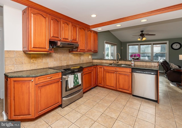 kitchen featuring kitchen peninsula, appliances with stainless steel finishes, tasteful backsplash, ceiling fan, and sink